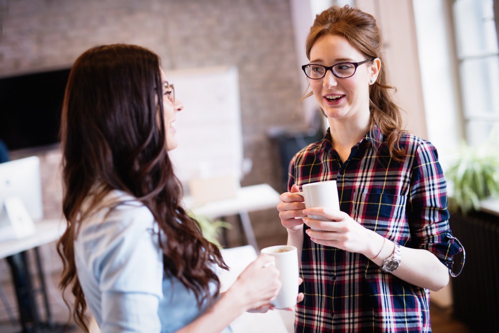 People-chatting-over-coffee